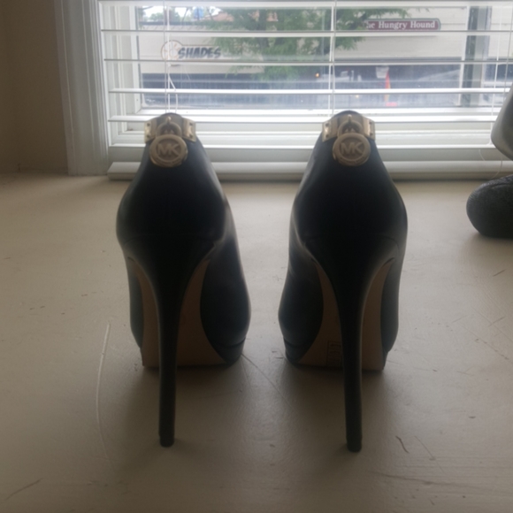 Shoes - Picture 4 of 6